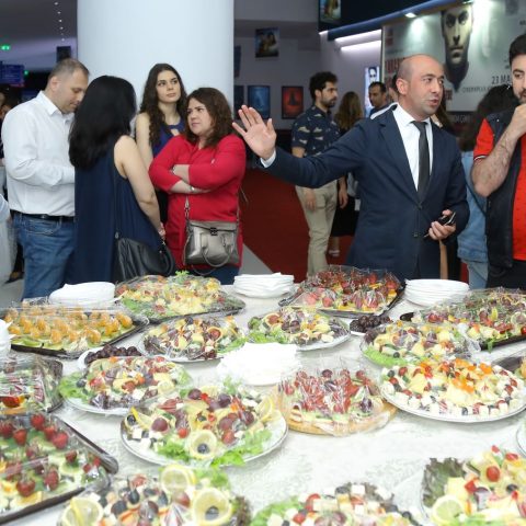 “CinemaPlus”da “Yaraşıqlı, pis, əclaf” filminin azərbaycan dilində nümayişi keçirilib. — 8
